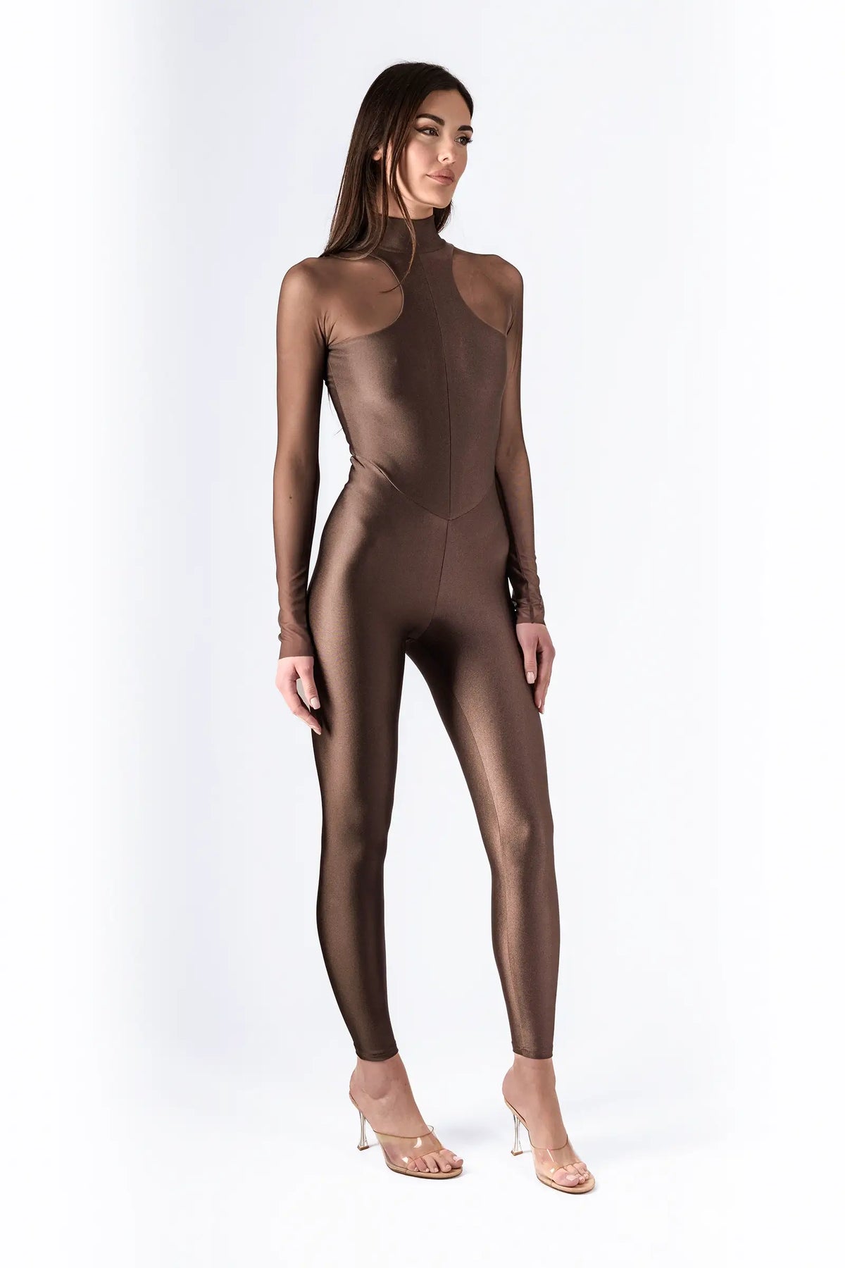 Tuta collo alto con tagli geometrici e tulle